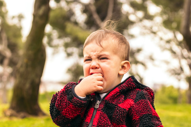 可爱的小男孩在公园里哭图片下载
