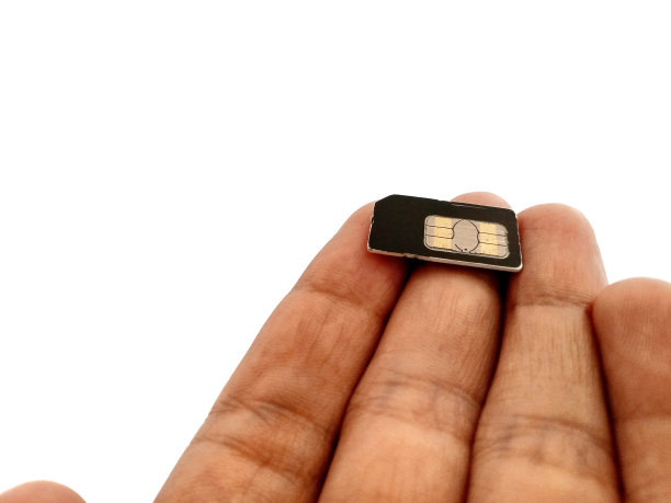 照片的概念是一只手在白色背景上拿着一张芯片卡图片下载