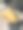 特写照片中，一名无法辨认的男子拿着一次性铝箔盘子，里面塞满了五香土豆、豌豆和肉，配上薄荷香菜，从街头食品市场的摊位上取下，高架视角，聚焦于前景图片下载