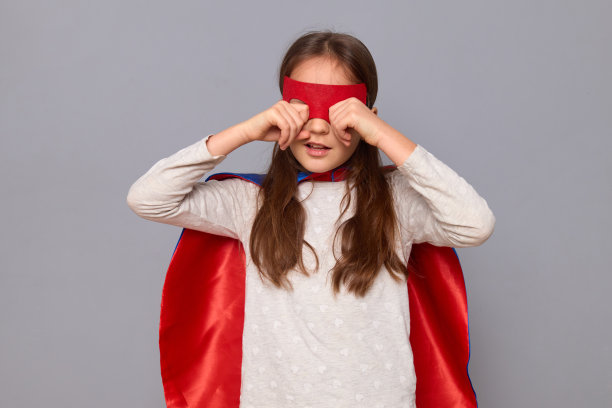 困倦疲惫美丽的小女孩穿着超级英雄的服装和面具孤立在灰色背景揉她的眼睛需要休息，累了，累了图片下载