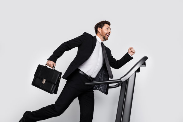 个人资料照片疯狂的优雅的人手持公文包跑跑步机空的空间孤立的灰色背景图片下载