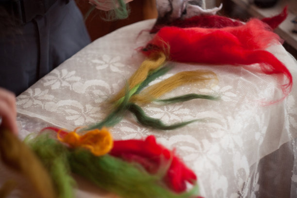 一个人在桌子上创作羊毛花作为艺术项目图片下载