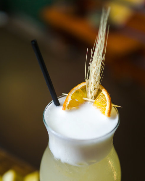 一杯加啤酒和水果的甜鸡尾酒图片下载