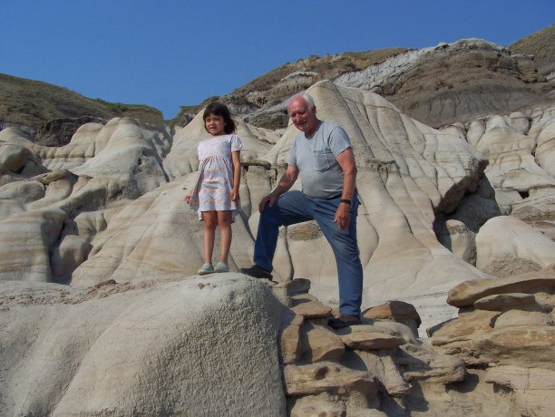 爷爷和孙女在阿尔伯塔胡都图片下载