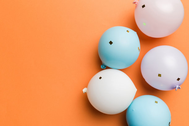 背景与固定的气球圆形和五彩纸屑，多色顶视图。生日派对背景图片下载