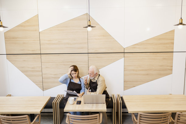 两个商人在咖啡店争吵图片下载