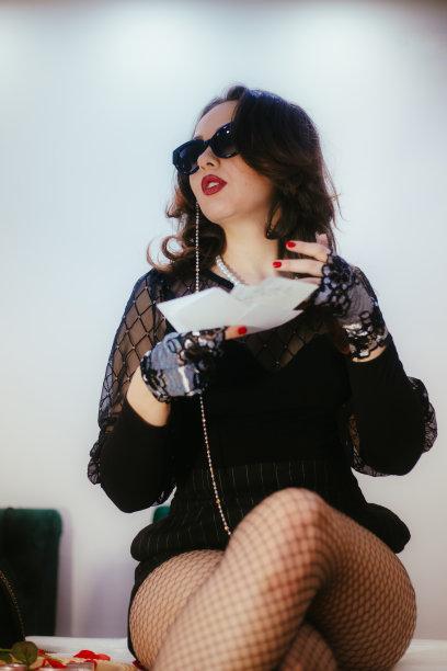 女人扔钱的股票照片图片下载