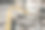 拆楼挖掘机照片。关闭了。房屋的毁坏，废墟，重建，砖块和金属，重型机械，图片下载