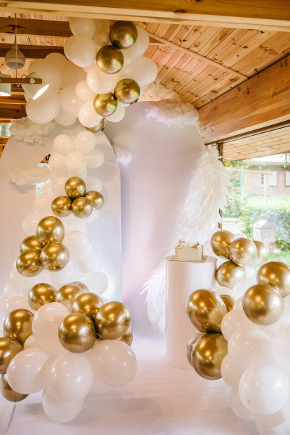 庆祝洗礼的概念。时髦的蛋糕。照片墙装饰空间或场所用白色和金色气球。生日聚会。生日装饰-气球，白色背景的婴儿派对装饰。图片下载