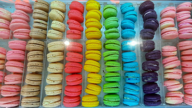 五颜六色的法国马卡龙或整齐地排列在玻璃盒子里的马卡龙图片下载