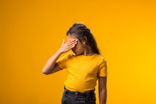 用手捂着眼睛哭泣的女孩。消极情绪，抑郁，压力的概念。图片下载