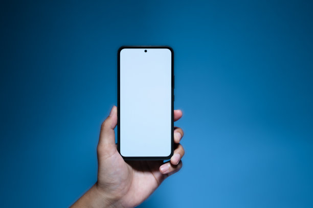 手里拿着一部白色屏幕的黑色智能手机。带有拷贝空间。设计一个无框智能手机应用程序图片下载