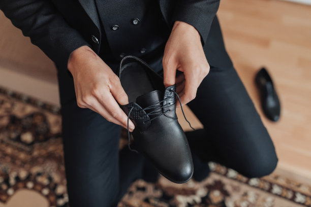 裁剪的照片，时尚的鞋子在手中。一块时髦的手表。男人的风格。时尚。业务图片下载