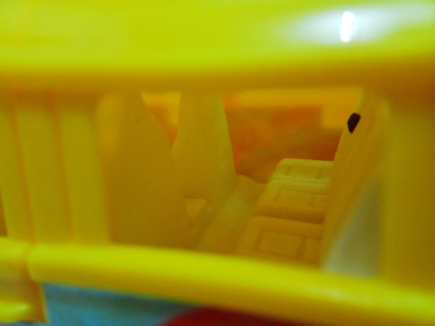 白色背景的巴士玩具图片下载