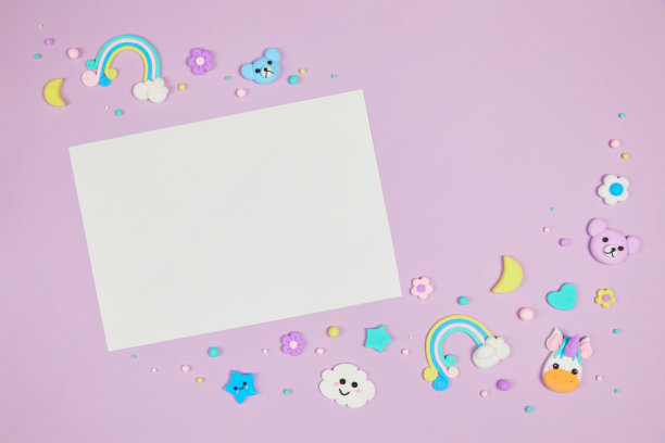 空白的白色卡片在柔和的紫色背景与卡哇伊卡通动物图片下载