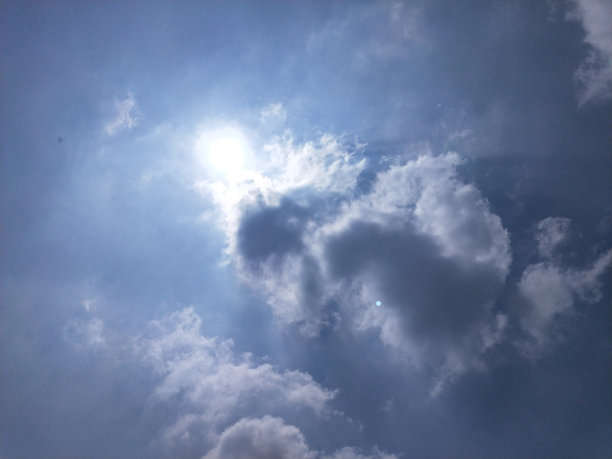 天使或女人形状的积云漂浮在阳光明媚的白天图片下载