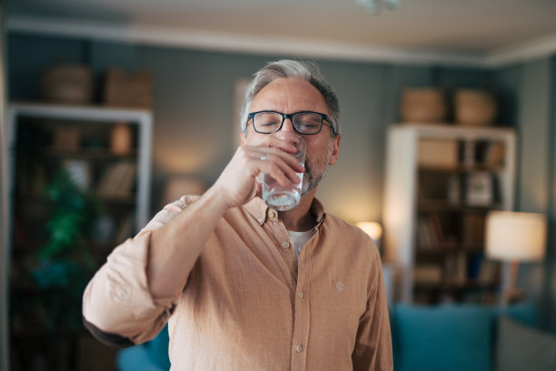 成年男子喝水的正面照片图片下载