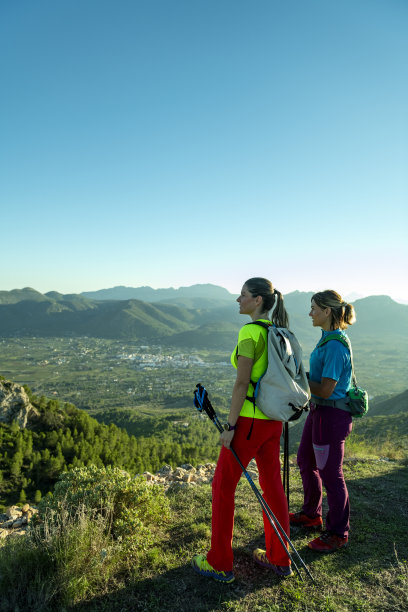 两名妇女徒步旅行后休息和休息的照片图片下载