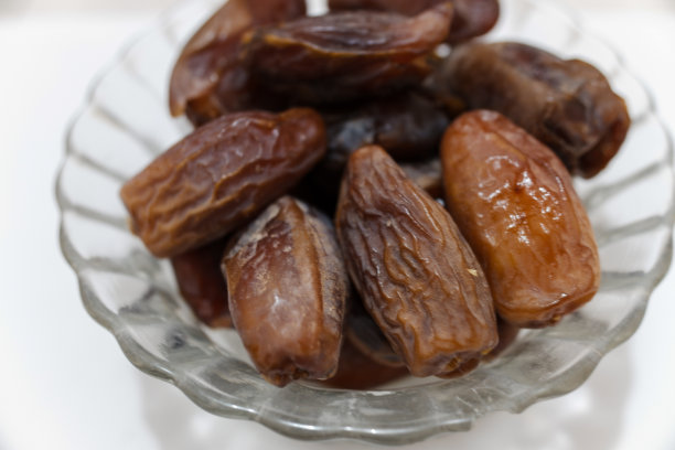 装有白底枣子的玻璃碗。图片下载