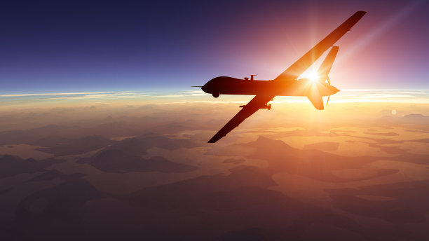 山地浮雕，战争行动，科幻小说，蓝色夜视。军事目标。无人机在一个区域上空飞行。军事行动图片下载