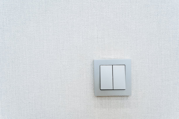 矩形白光开关在白色墙壁上对称放置图片下载