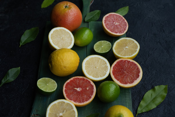 切片葡萄柚，柠檬和酸橙水果木制背景照片，Üsküdar伊斯坦布尔，土耳其(土耳其)图片下载