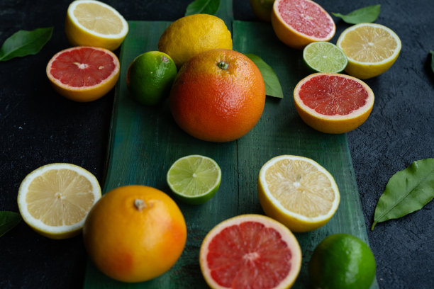 切片葡萄柚，柠檬和酸橙水果木制背景照片，Üsküdar伊斯坦布尔，土耳其(土耳其)图片下载