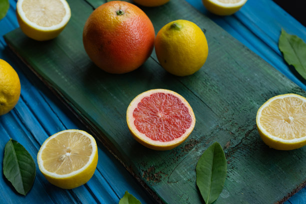 切片葡萄柚，柠檬和酸橙水果木制背景照片，Üsküdar伊斯坦布尔，土耳其(土耳其)图片下载