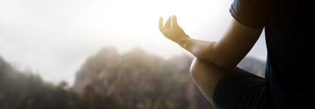 在山上做瑜伽的人-和平，放松和心理健康的概念图片下载