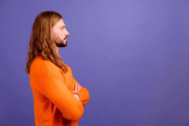 侧照片的金发长发胡须的男子专横的交叉手臂看空空间新理发店开放孤立的紫色背景图片下载