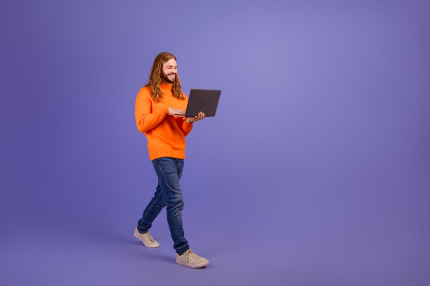 全长照片开朗的家伙模型漫步上网本花费公司电话与合作伙伴孤立的紫罗兰色背景图片下载