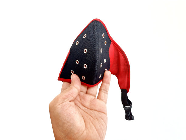 照片的概念是一只手拿着摩托车面罩骑在白色背景上图片下载