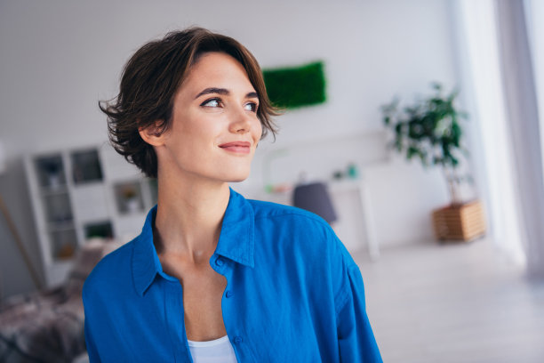 照片创意华丽的头脑的人看感兴趣的窗口头脑风暴的灵感现代公寓室内图片下载