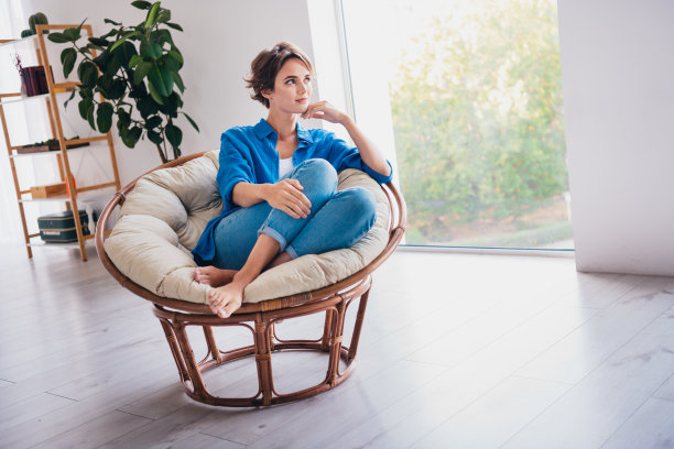 漂亮可爱的可爱女孩坐在舒适的现代室内房间看着窗户的照片图片下载