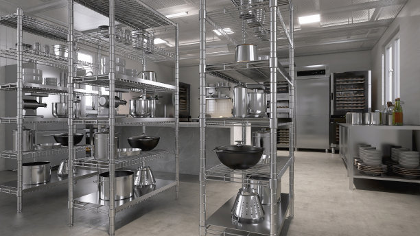 不锈钢货架配有专业烘焙设备、机器、厨具，常规烤箱在白色瓷砖墙商用，专业烘焙厨房在阳光下从窗户图片下载