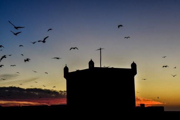 日落时船的剪影，照片作为背景图片下载