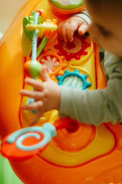 婴儿抱着玩具库存照片图片下载