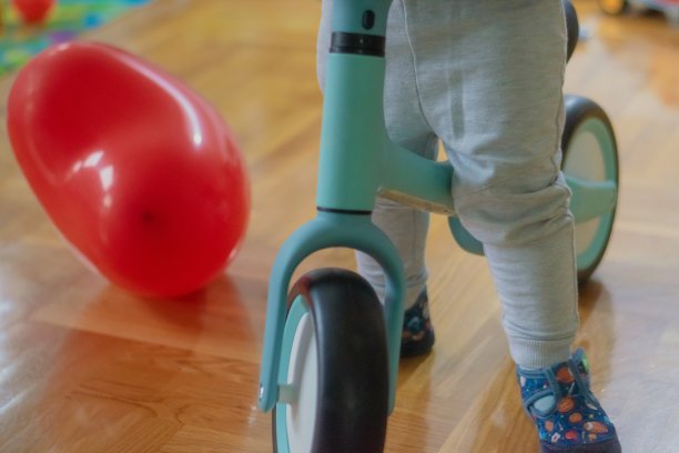 男孩学习骑第一平衡自行车股票照片图片下载