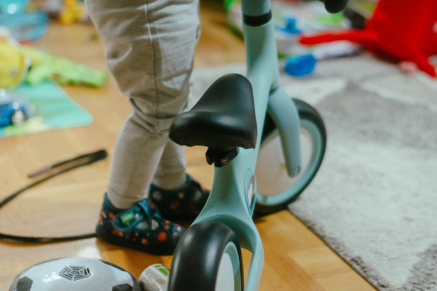 男孩学习骑第一平衡自行车股票照片图片下载