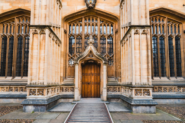 英国牛津市中心宏伟的历史建筑图片下载
