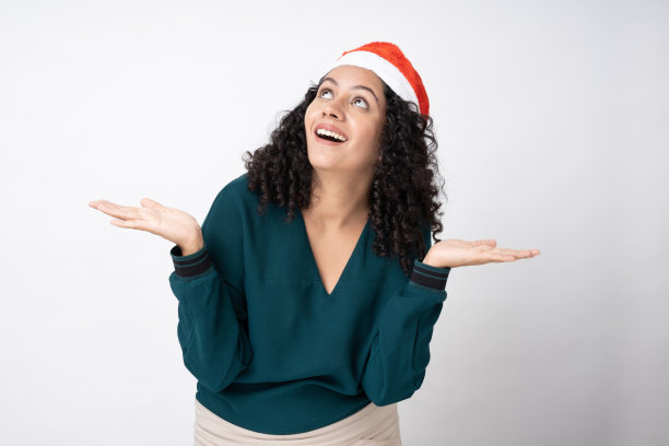 年轻的女商人的肖像与卷曲的发型穿时髦的聪明的休闲服装孤立的白色背景股票照片图片下载