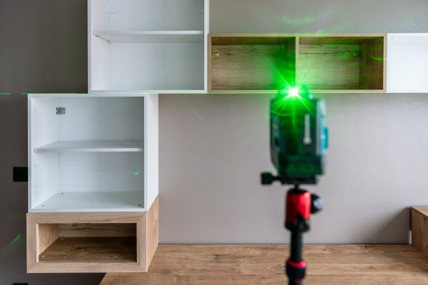 使用专业的激光水平仪调整和调平公寓内的家具图片下载