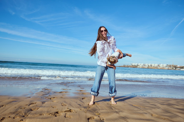 母女俩在沙滩上一起玩耍时打转图片下载