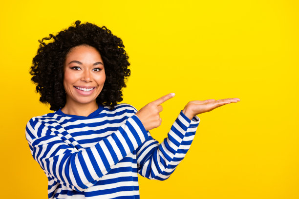 照片中开朗可爱的女孩穿着时髦的衣服，推荐新颖的品牌标志，在黄色背景上引入孤立的空白空间图片下载
