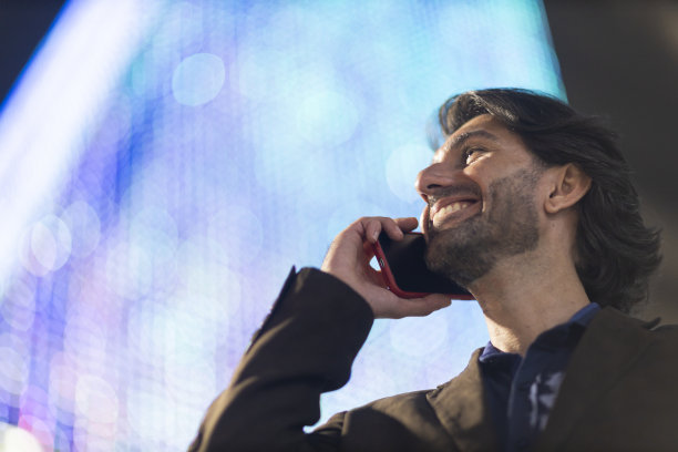 年轻人在晚上使用智能手机的照片图片下载