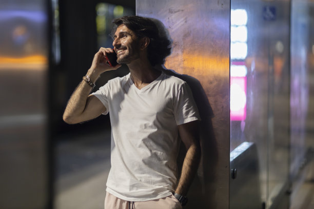 年轻人在晚上使用智能手机的照片图片下载