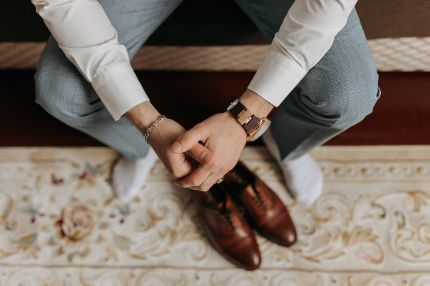 从上面看。细节。一个男人的手在优雅的红色男鞋旁边的照片。一块时髦的手表。男人的风格。时尚。业务图片下载