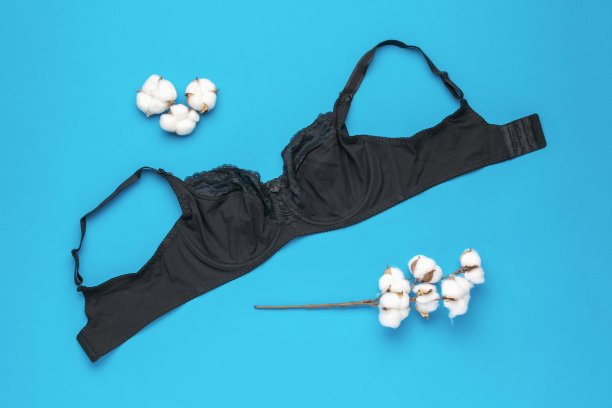 一件未扣扣的女性胸罩，蓝色背景上有棉花花。图片下载