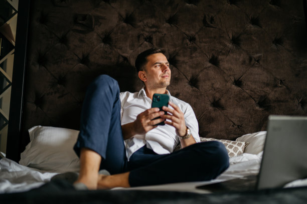 在酒店房间的床上完成我的工作图片下载