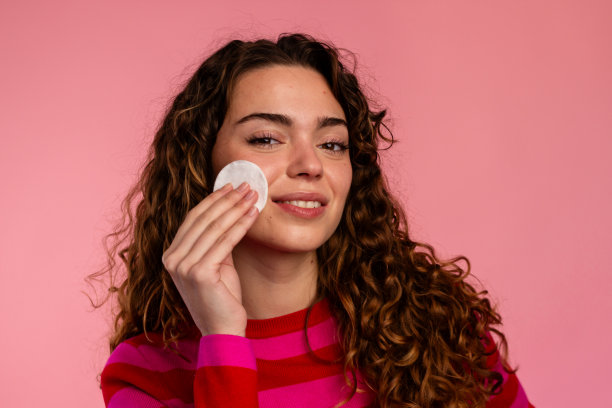 年轻女士使用面部化妆棉图片下载